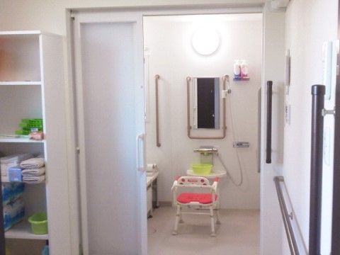 浴室は入浴をお楽しみいただけるように、バスチェアーや要所に手すりを設置するなど、安全面を配慮されている。