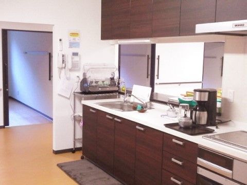 IHコンロ対応のシステムキッチンが完備されているキッチンでは、入居者様と共同作業を行うことで、自立ある暮らしのサポートもしている。