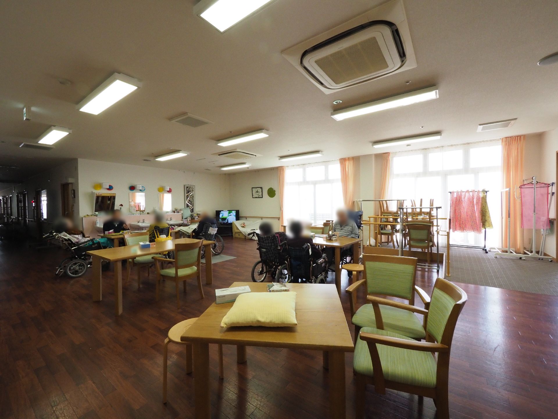やわらかな光が差し込む、広々とした食堂。