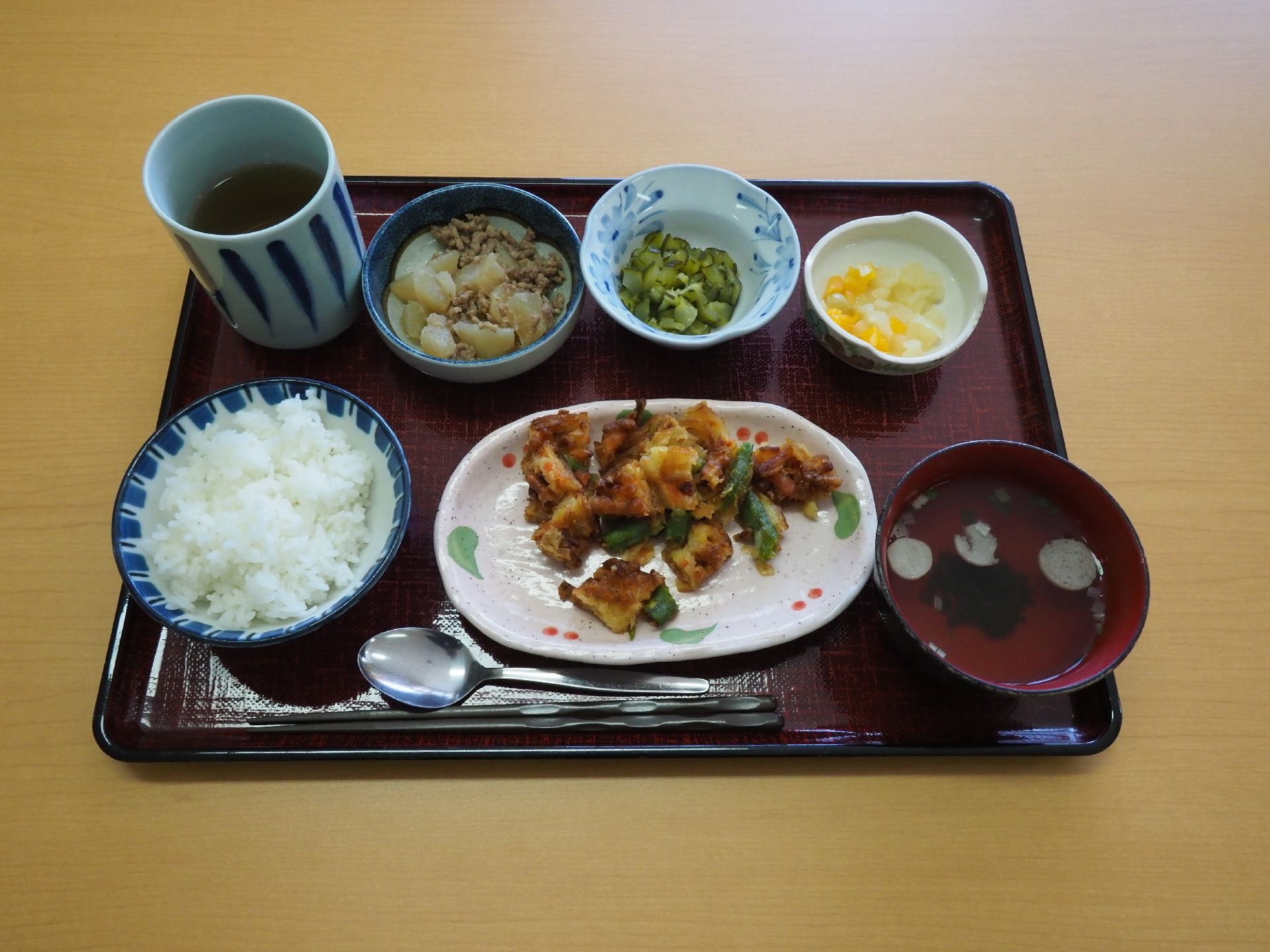 食べやすいサイズに調理された、和食のセット。