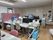 デスクや椅子が並んでおり、PC機器などが置かれている。整理整頓されており、作業しやすい状態となっている。