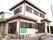 施設は二階建ての建物で、一般住宅のような外観である。玄関前にはスロープを設置し、脇には花を植えている。