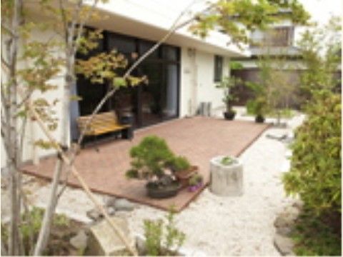 青々とした木々に囲まれた、自然豊かな施設の中庭デッキ