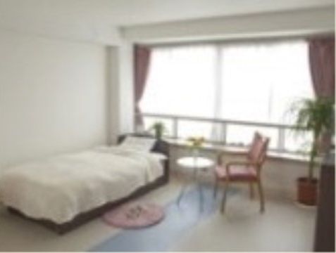 大きな窓から日が差し込んでいる、明るい雰囲気の一人用居室