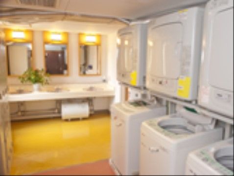 「アンダンテ神栖」の洗濯室。共用洗面台も隣接している。