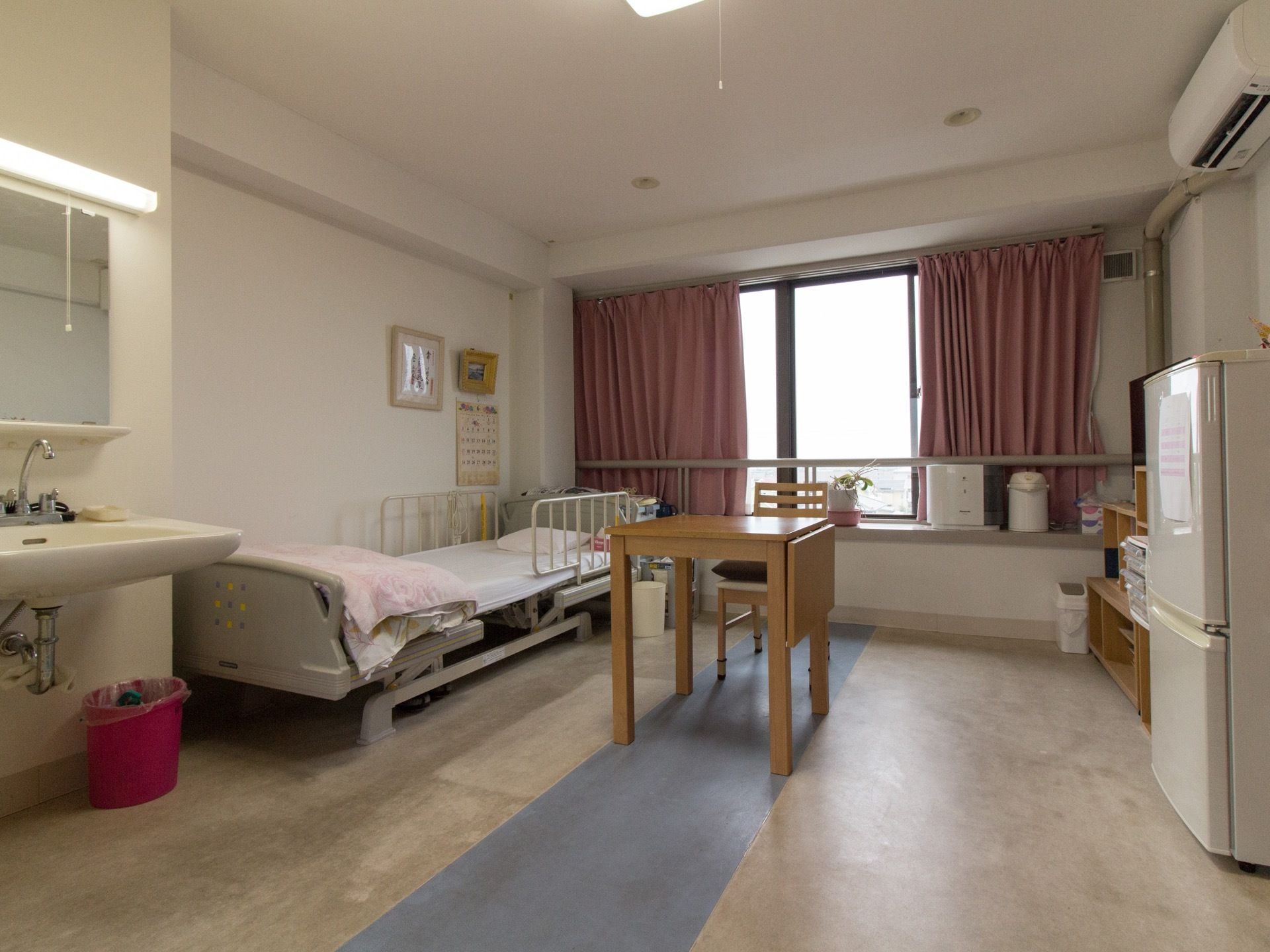 部屋にはベッド、冷蔵庫、洗面所、テーブルが備えつけられており、身の回りのことができるようになっている。