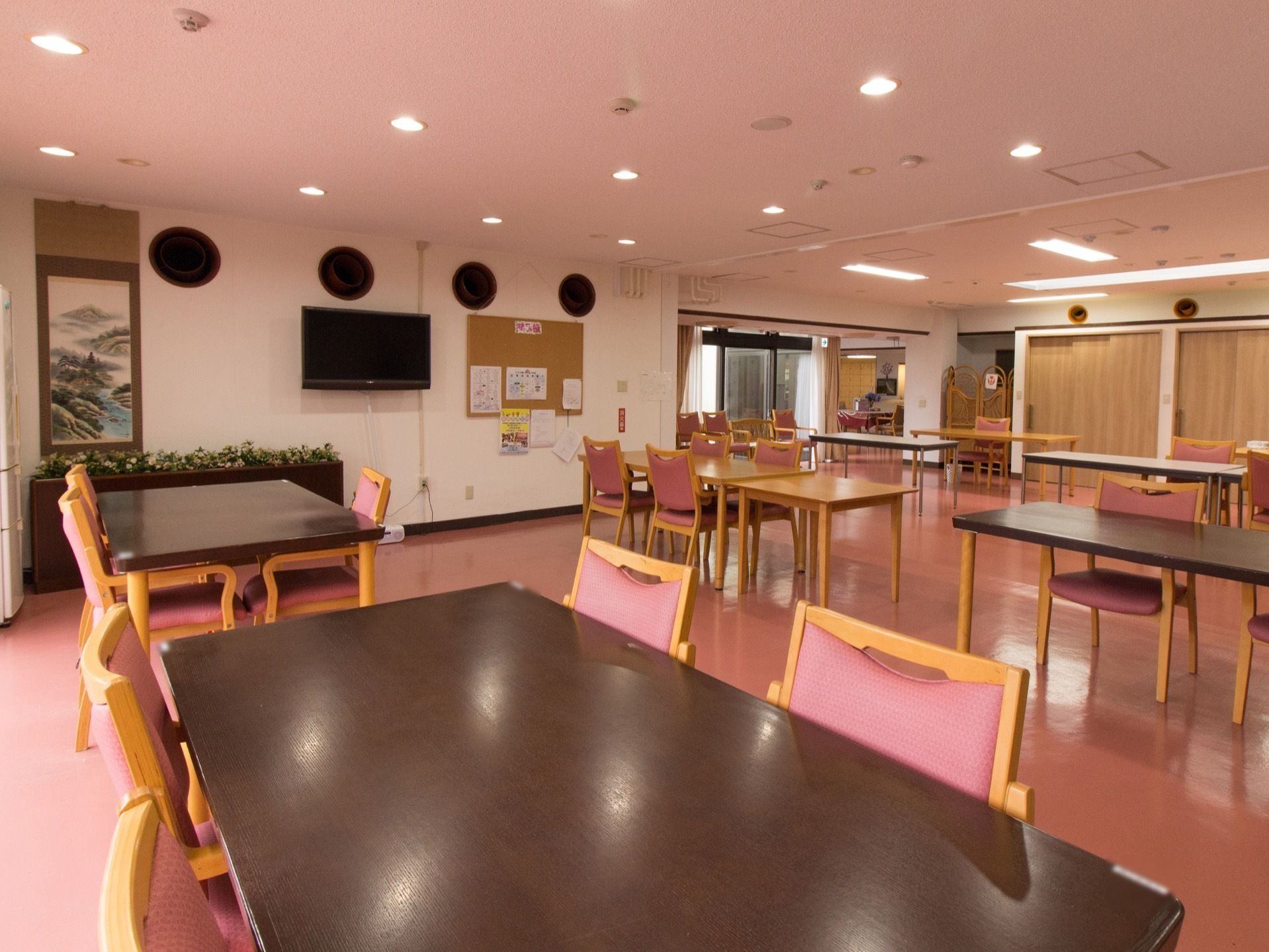 食事をしたり、語らいをしたり、作業ができるような広さを取っている。壁には掛け軸もあり、入居者様の目を引くようになっている。