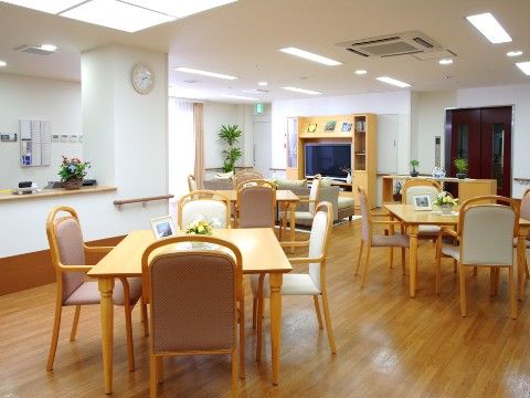 黄色い花が飾られているテーブルセットが、三か所にあるリビング