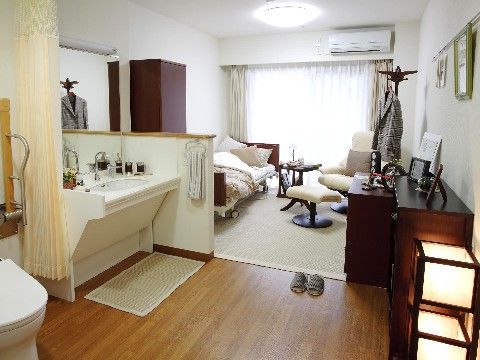 ブラインドカーテンで仕切るタイプの、居室内にあるトイレ