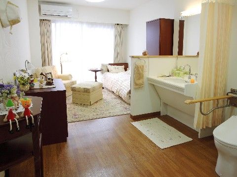 手前にトイレと洗面台があり、その奥にベッドがあるタイプの居室