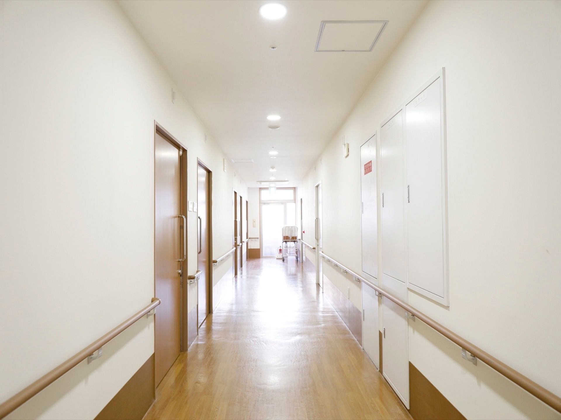 廊下は障害物もなく、すっきりとしている。両側の壁に手すりが設置されている。居室の入口は引き戸になっている。