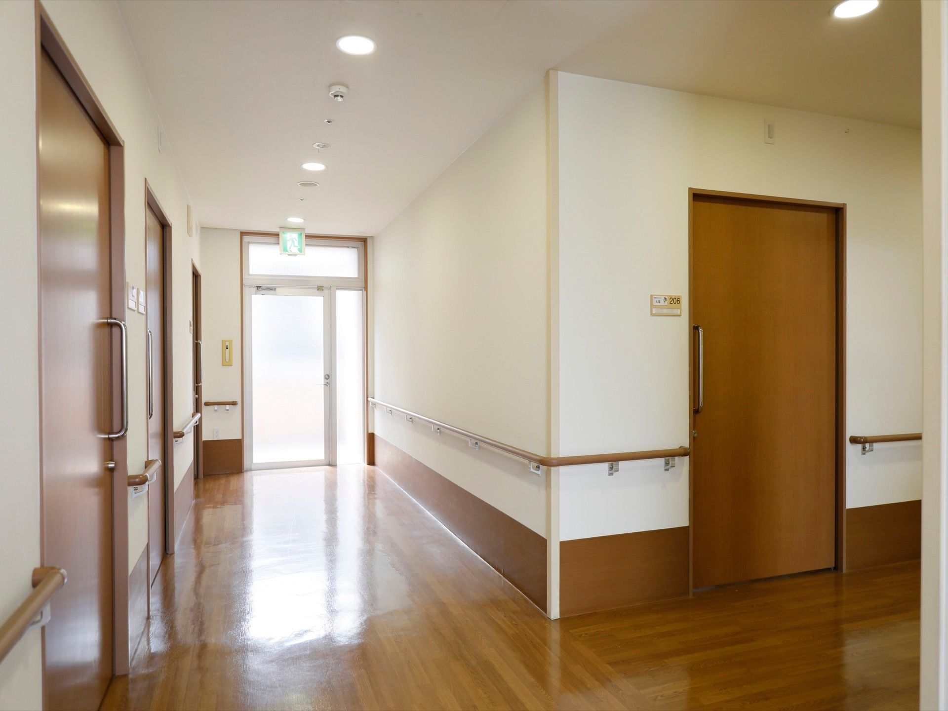 廊下の壁には手すりがつけられている。廊下の突き当りには非常口が設けられている。居室の入口はスライド式になっている。