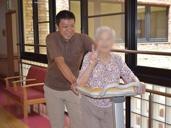 明るい廊下での歩行練習