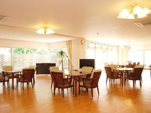 食堂のテーブルと椅子は動線を考慮した配置になっており、通路は広く車椅子をご利用の方もスムーズに通行できる。