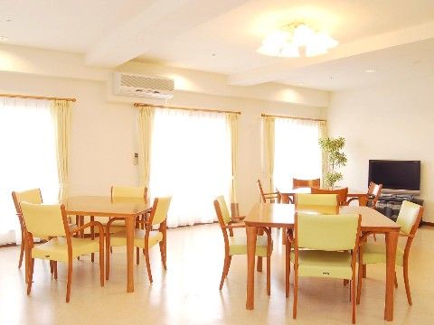 食堂の窓際には壁掛け式のエアコンが設置されており、入居者様は快適な室内環境の中で食事をすることができる。