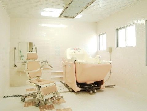 清潔感のある浴室には体が不自由な方専用の入浴介助器具も設置されており、介助のもと入浴を愉しむことができる。