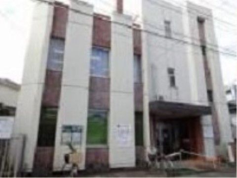 近隣には地域図書館が建設されている。雑誌、小説、図鑑など多彩な書物が所蔵されており読書などをすることができる。