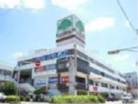 施設の近くには大型の商業施設があり、入居者様は徒歩で行くこともできショッピングなどを楽しむことが可能である。