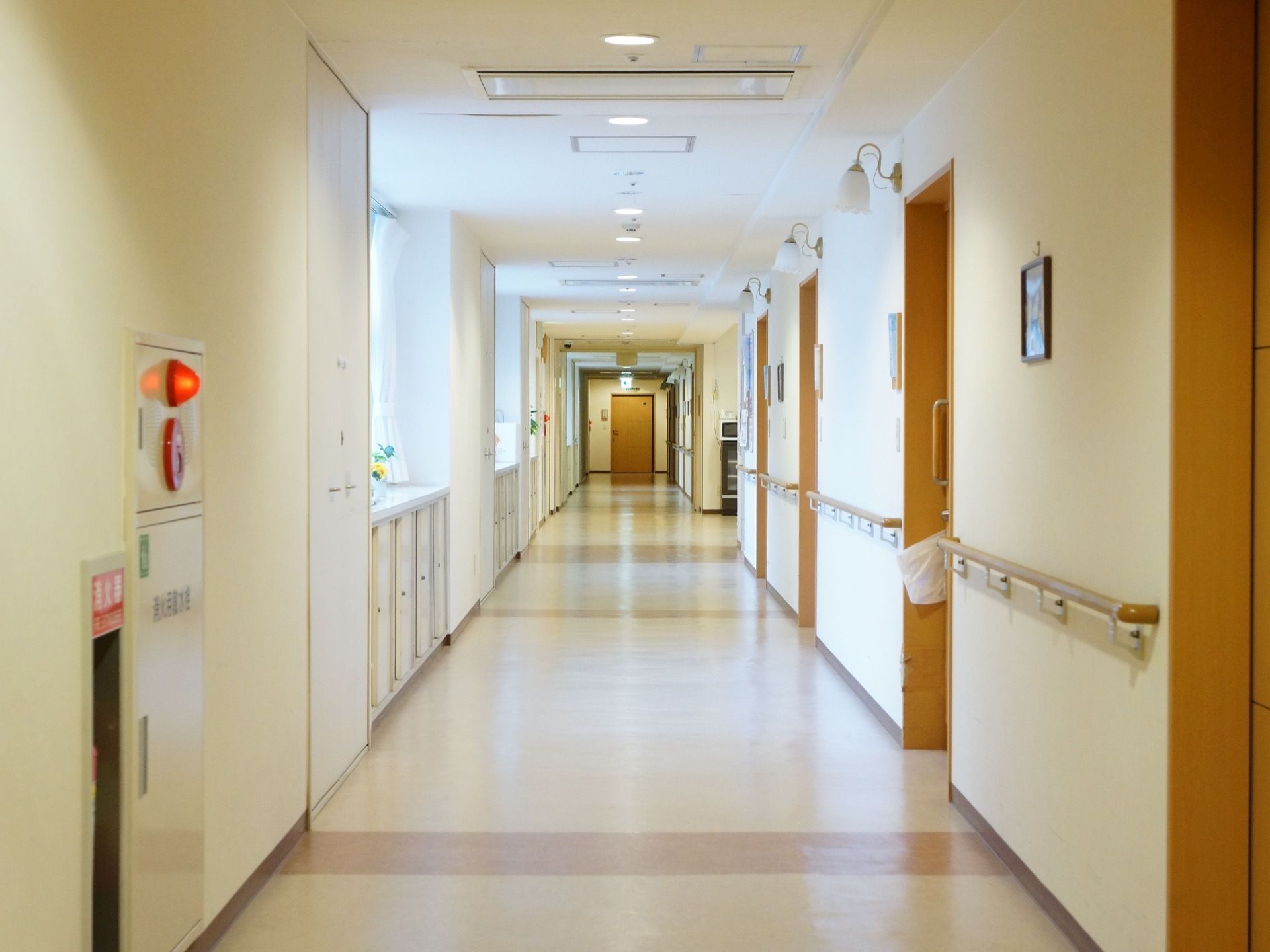 施設内の通路は段差のないバリアフリーとなっている。また壁には火災警報器があり、手すりが取り付けられている。