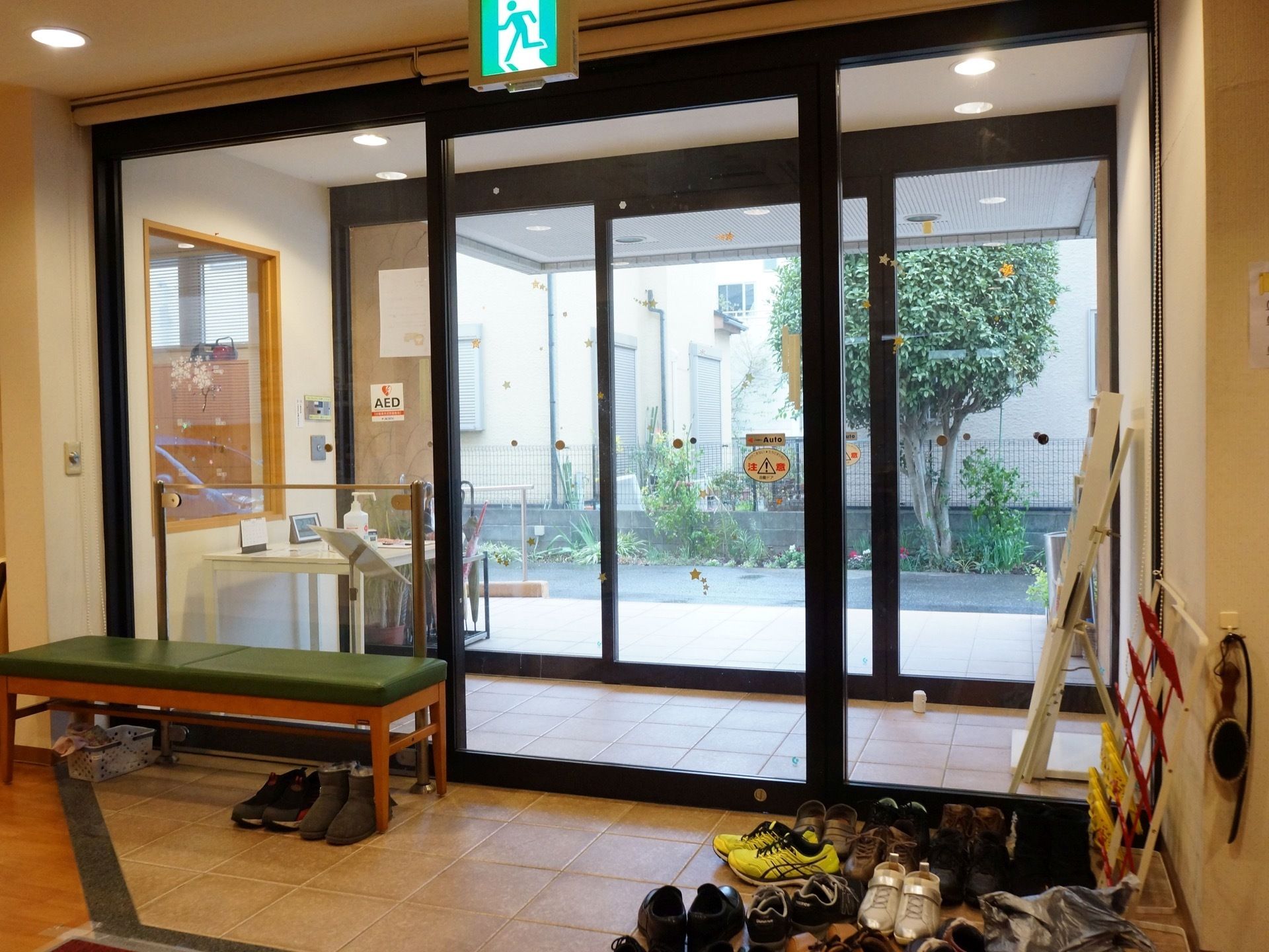 エントランスホールは、段差のないバリアフリーとなっている。また玄関ドアは開口部が大きな、自動扉を採用している。