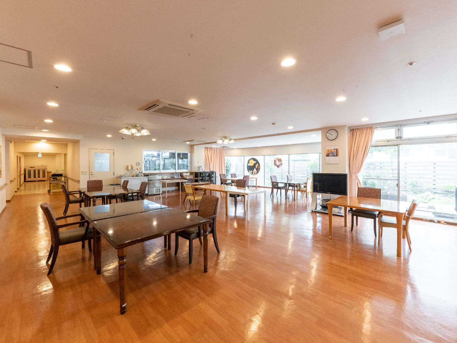 掃出し窓が付いた明るく広い食堂にはテレビが設置されており、食事や小休止の際に視聴することが可能である。