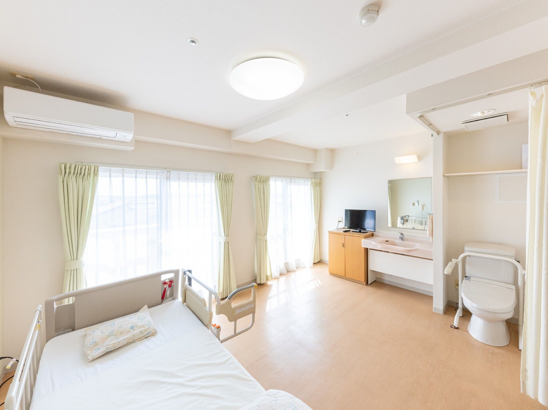 明るい居室の窓際にはエアコンが設置されており、入居者様は季節を問わずいつでも快適な環境で過ごすことができる。