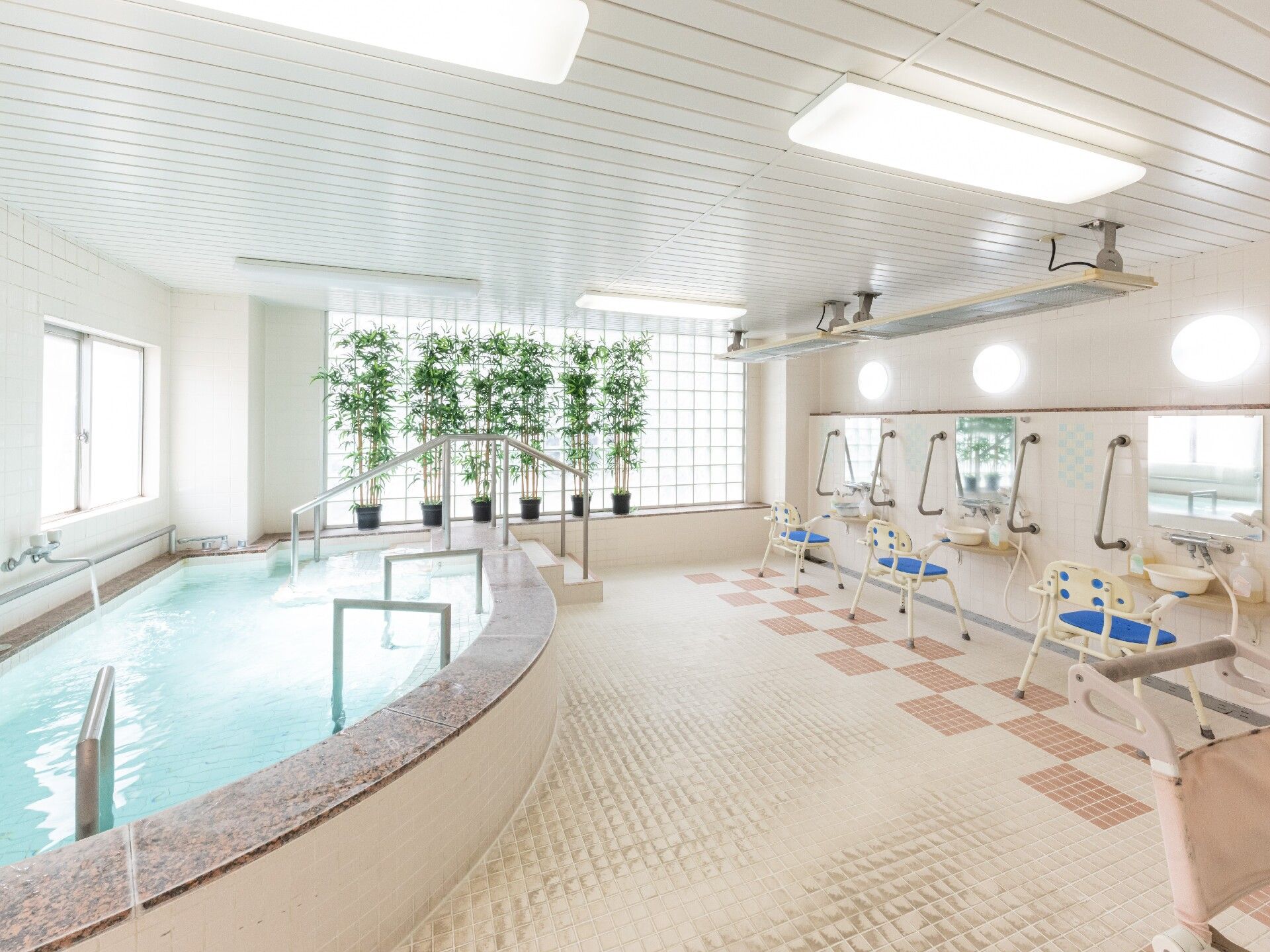 浴室の洗い場の天井には、遠赤外線のヒーターが設置されており、冬場などの寒い時期には温かくすることができ快適である。