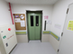 介護施設の廊下と部屋の扉