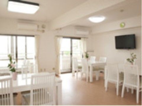 家具が白色で統一されている、明るい雰囲気のダイニング