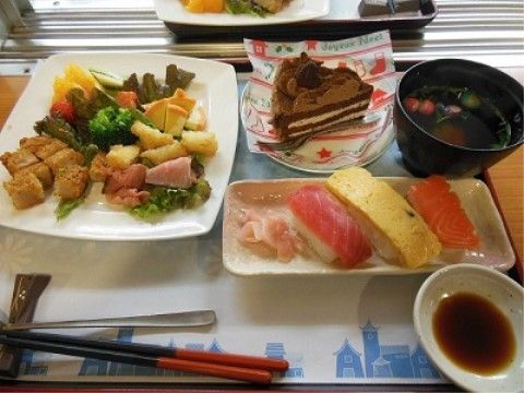 お寿司、オードブル、すまし汁、デザートが並んでいるお膳