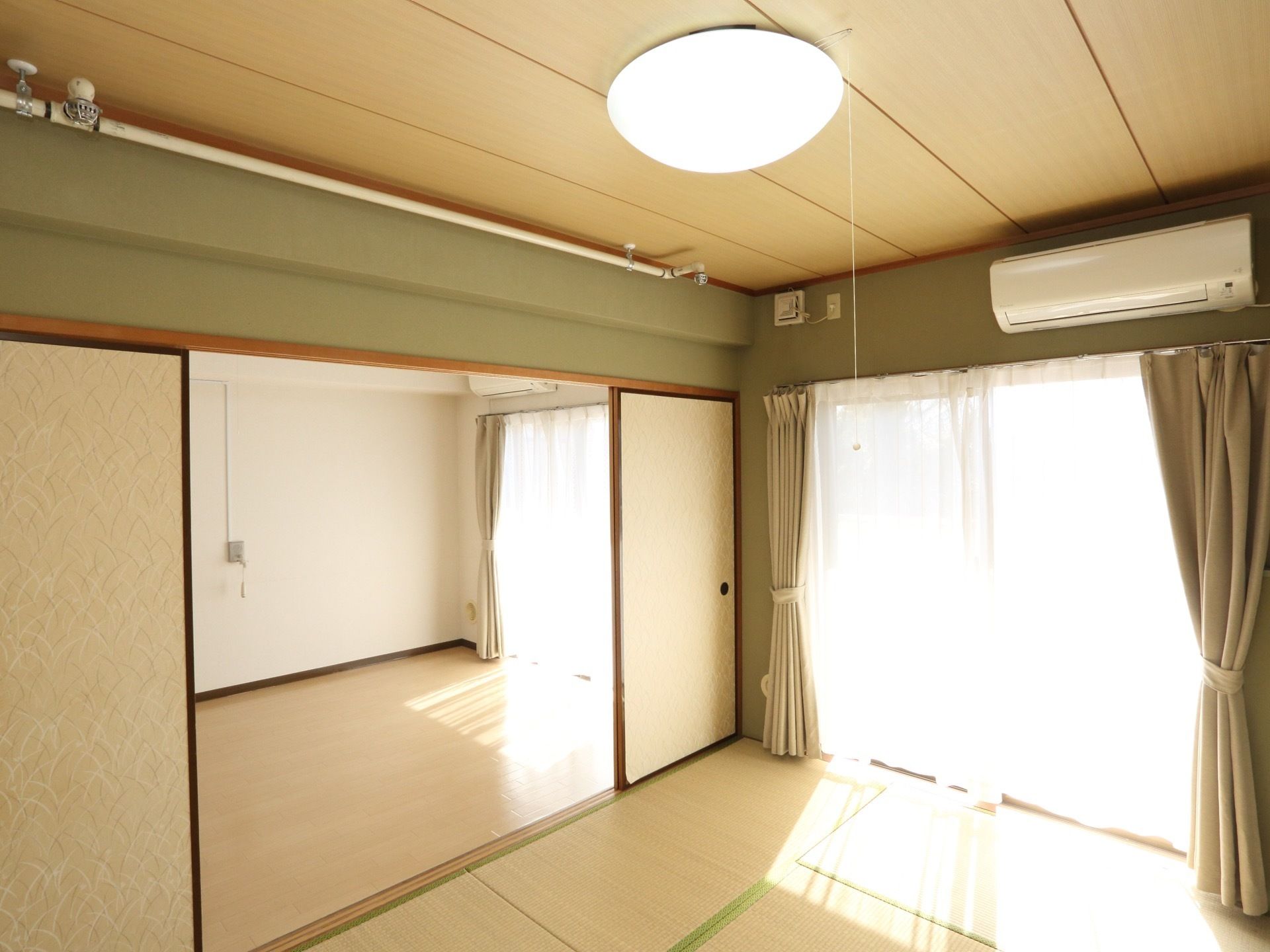 畳が敷いてある和室と、フローリング敷きの洋室が隣り合っている部屋である。それぞれの窓は大きく、レースのカーテン越しに日ざしがよく入る。