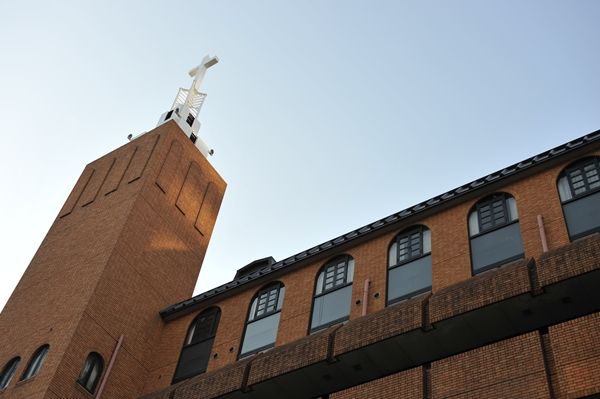 暖かみのある建物の外観