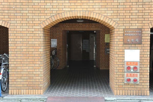レンガ造りの出入口