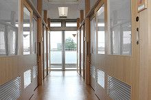 明るい廊下の風景