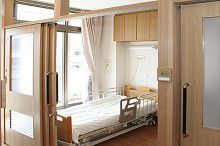 明るい個室のベッドエリア