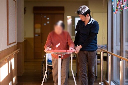 歩行を支えるスタッフと利用者