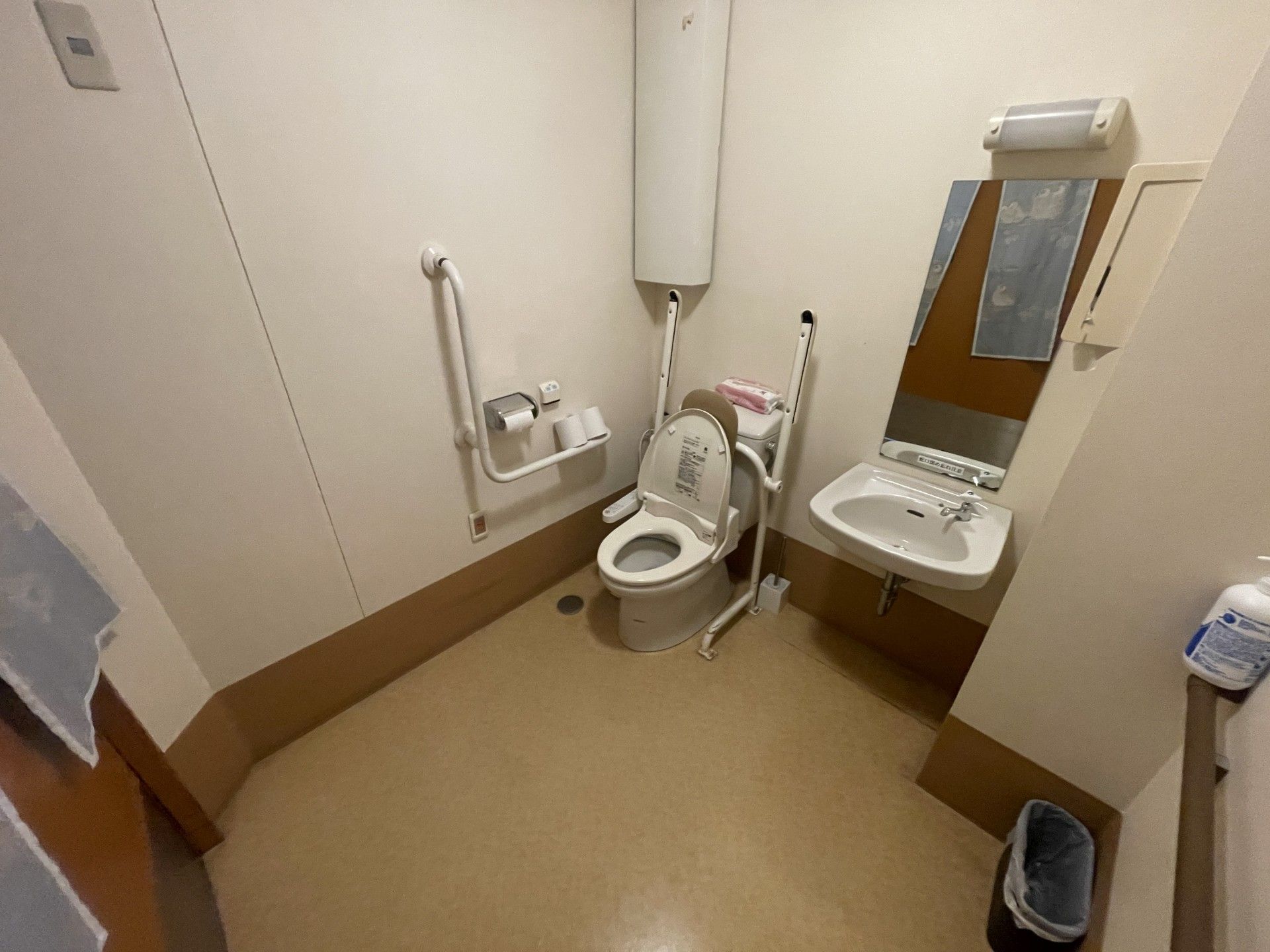 手すり付きのトイレ