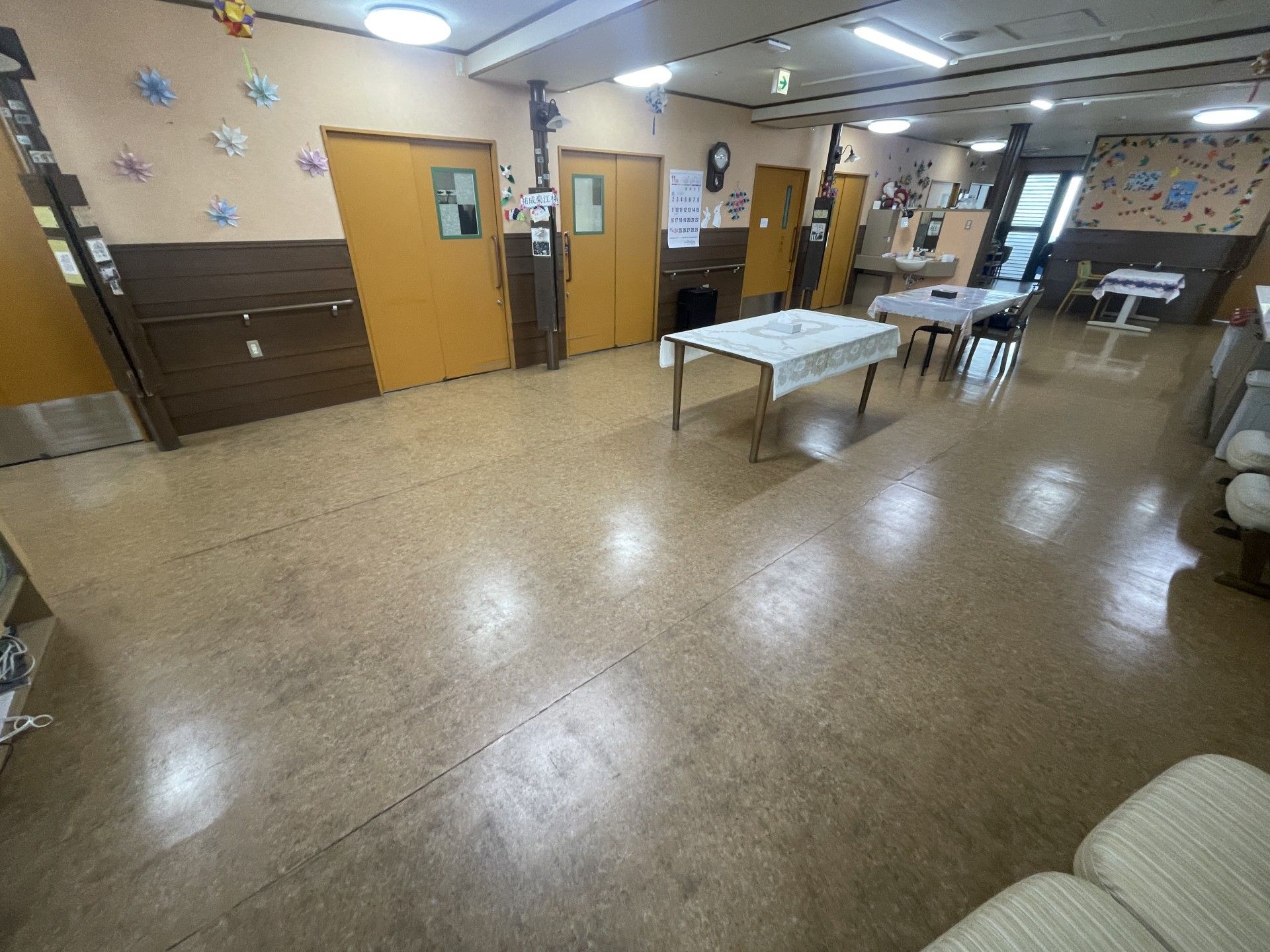 広い廊下とテーブル