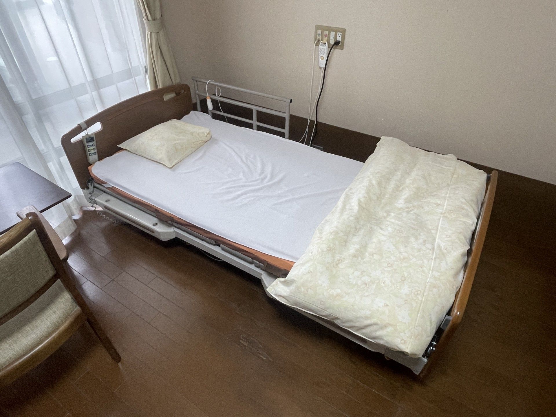 ベッドと椅子のある部屋
