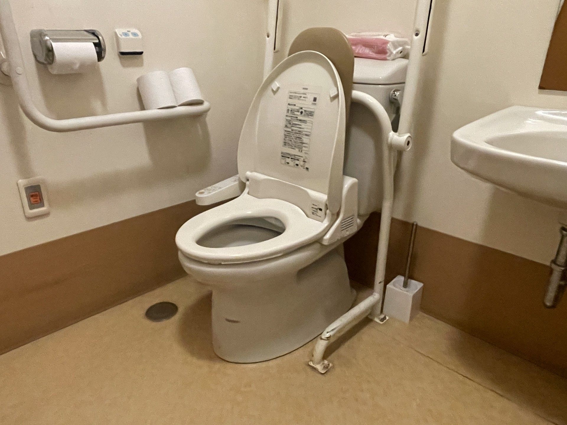 手すり付きのトイレ