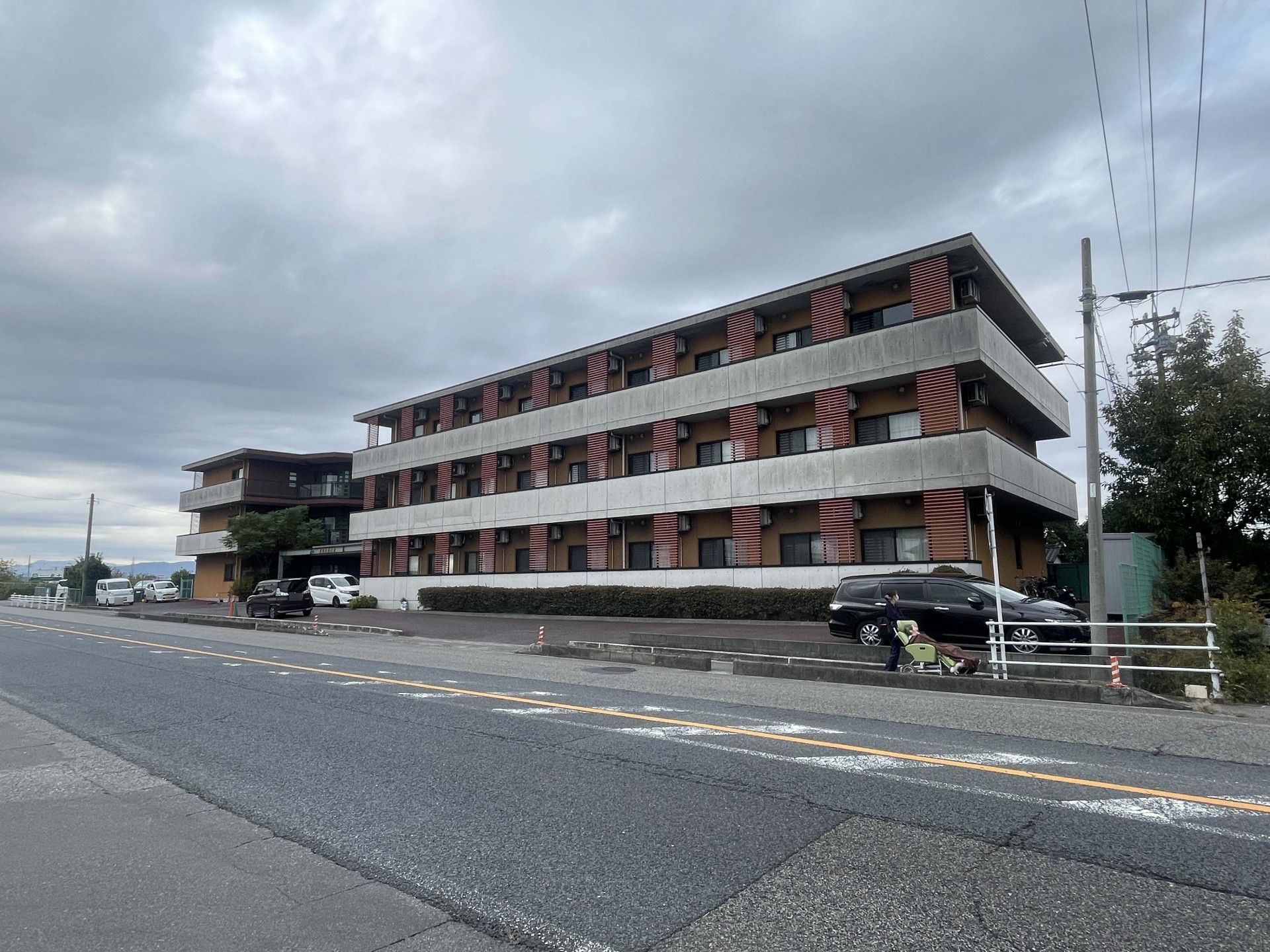 落ち着いた外観の建物