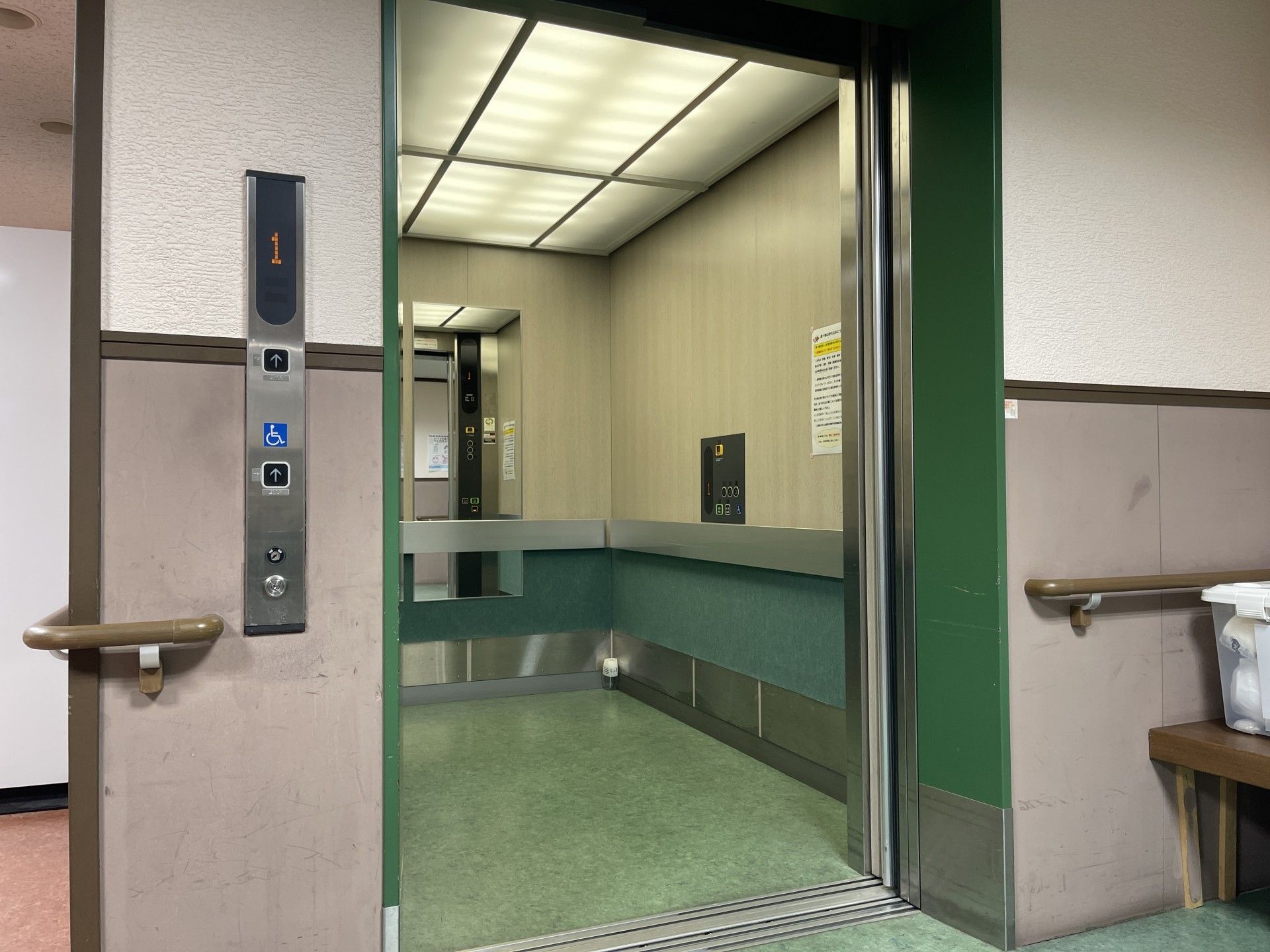 広いエレベーター内部