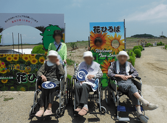 花畑の前でくつろぐ人々