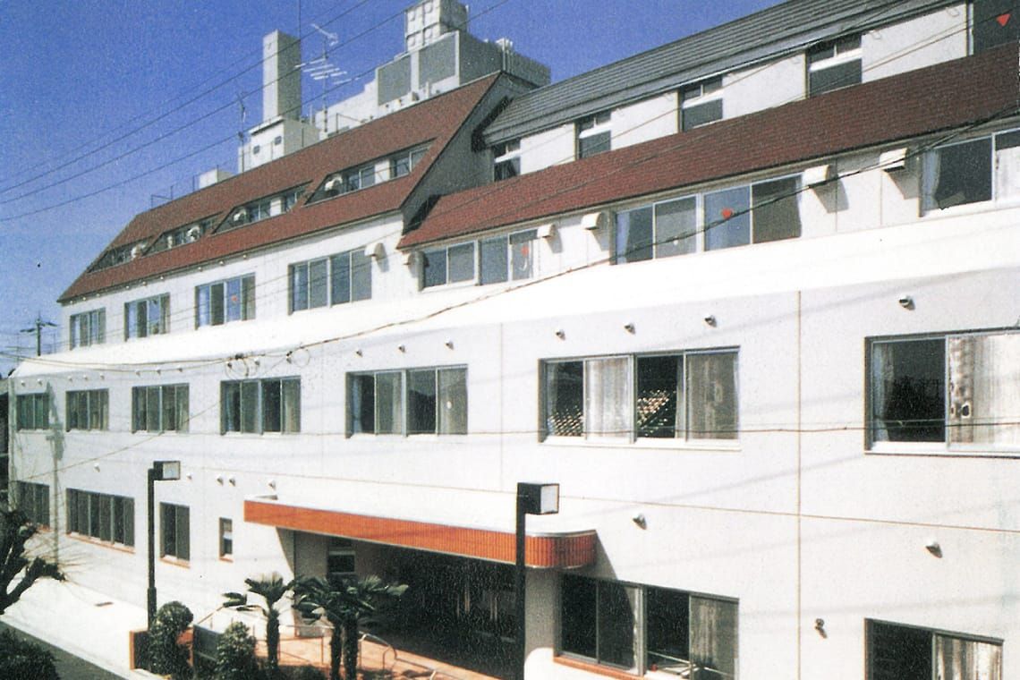 明るい外観の建物