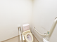 清潔で機能的なトイレの内部