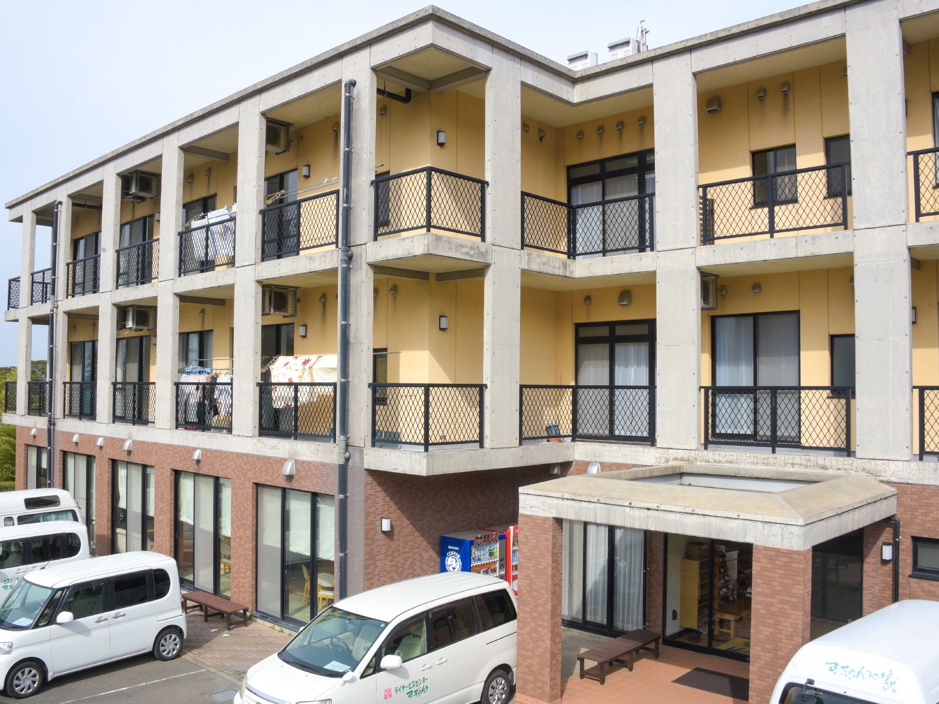 施設は3階建ての建物である。壁の色は1階部分はブラウン、2階以上は明るいベージュに色分けされている。ベランダがある。