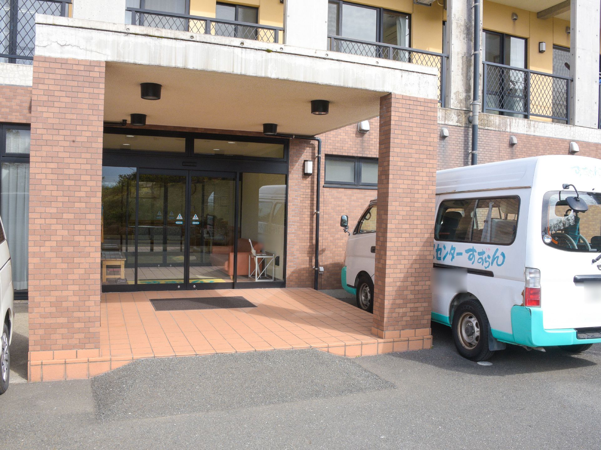 天気の良い日に、施設内の散歩を楽しむ入居者様のイメージ