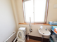 バリアフリーの明るいトイレ設備