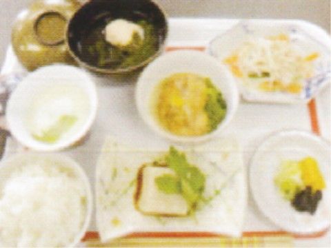 白いご飯と汁物に加え、複数の副菜が用意された食事のイメージ