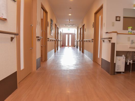 利用者に配慮をした廊下